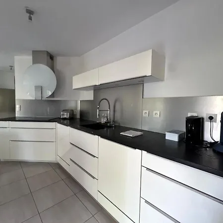 90m2 Coeur De Avec Balcon Et Garage Prive *