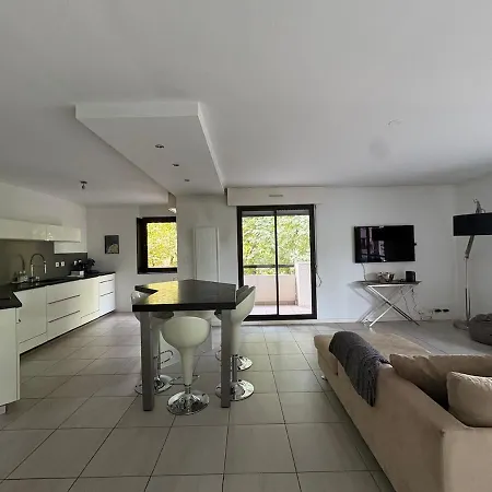 90m2 Coeur De Avec Balcon Et Garage Prive *
